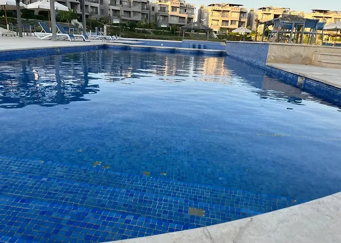 1bdr On Direct Swimming Pool Einbay