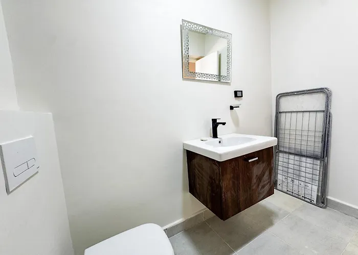 1bdr On Direct Swimming Pool Einbay Apartment *