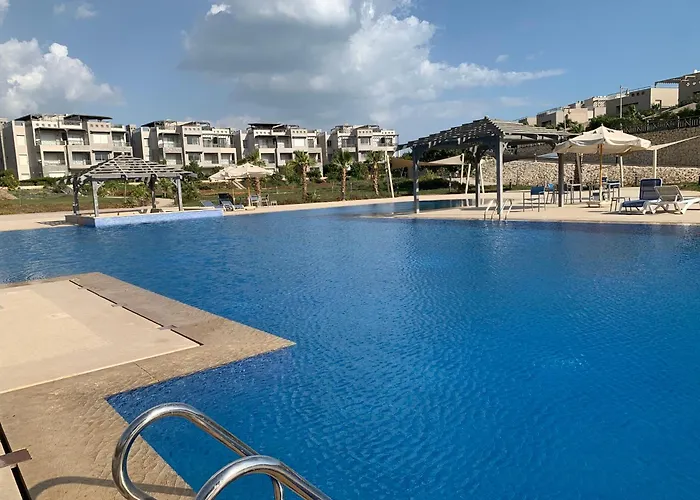 1bdr On Direct Swimming Pool Einbay Apartment